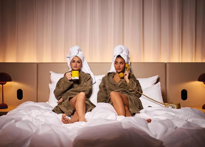 Urban Nature - Badeschloss באד גסטיין